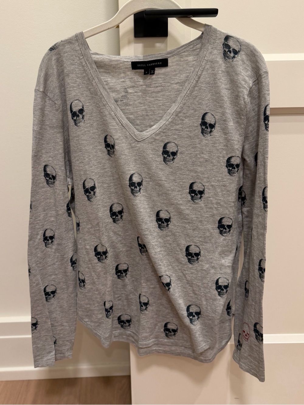 Skull Cashmere Gray Skull-Print V-Neck Sweater